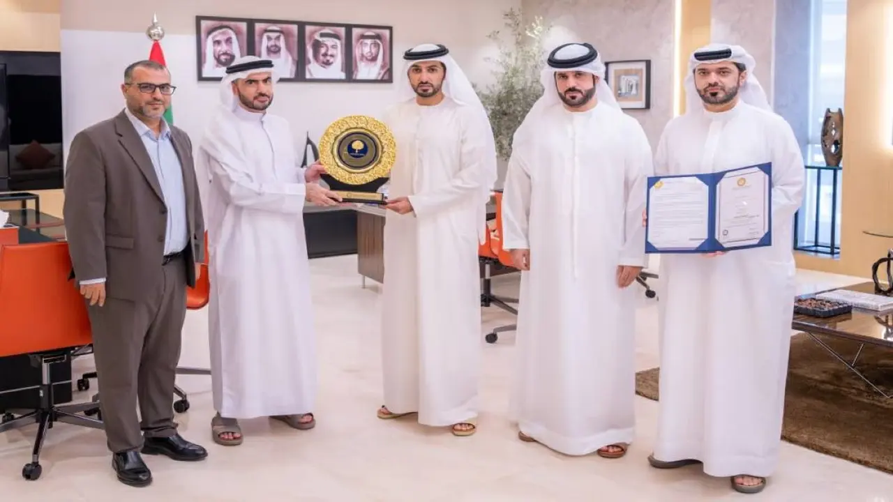 بلدية عجمان تفوز بجائزة الطاووس الذهبي بفضل إنجازاتها المتميزة